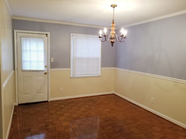Building Photo - Largest Unit in Oglethorpe Place, 3bd/2.5ba 1700+ sqft, fireplace, and community pool and tennis!