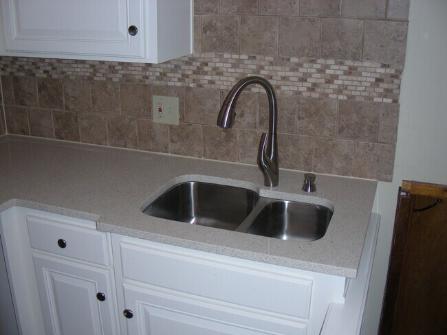 Building Photo - 3222 Cardinal Dr