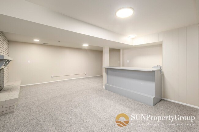 Building Photo - Stunning Remodeled Home in Desirable Cottonwood Heights!