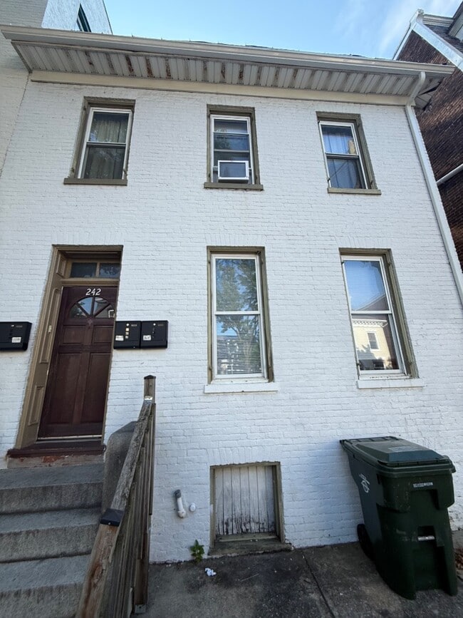 Building Photo - 242 S Potomac St