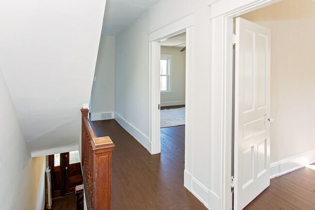 Building Photo - BOND HILL-  3 STORY 3 BEDRM 2 FULL BATH OPEN FLOOR PLAN w GARAGE