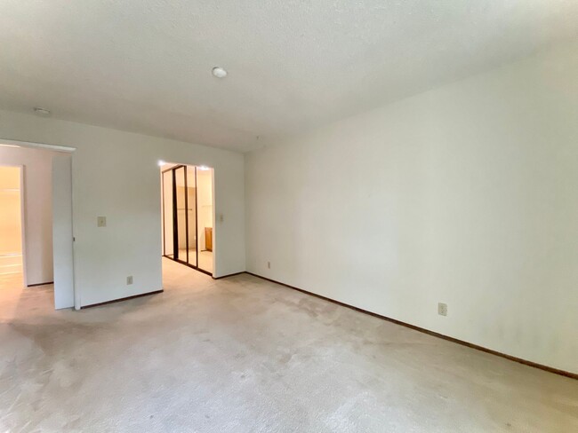 Building Photo - 2-Bedroom Apartment Available in Newark!