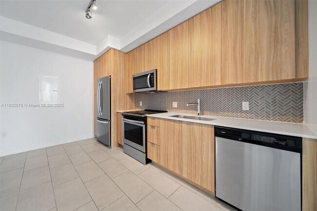 Building Photo - 2150 N Bayshore Dr