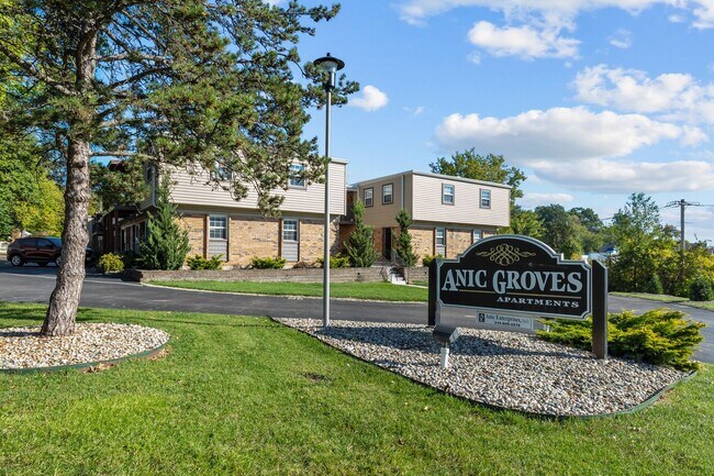 Building Photo - Heart of Webster Groves! *** Large One Bed...