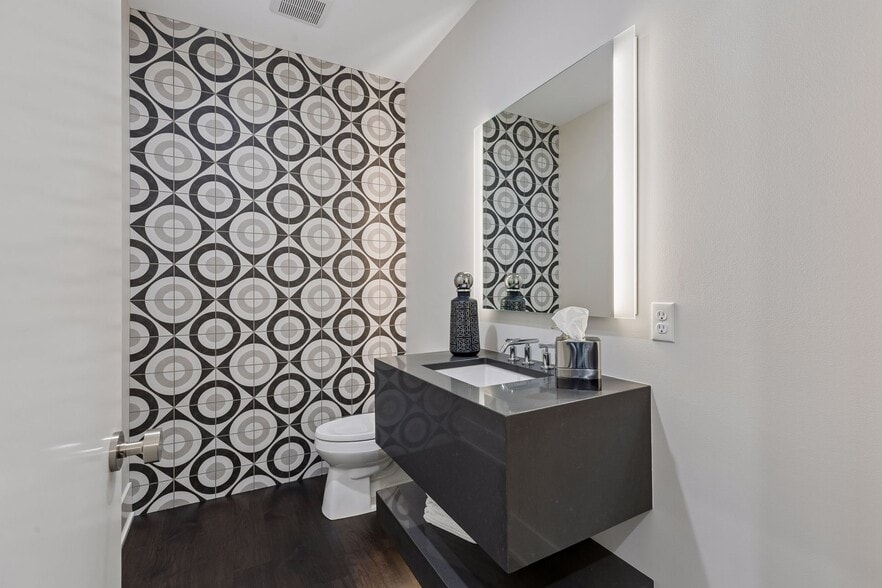 Powder bath in front hall - 935 Lake St E