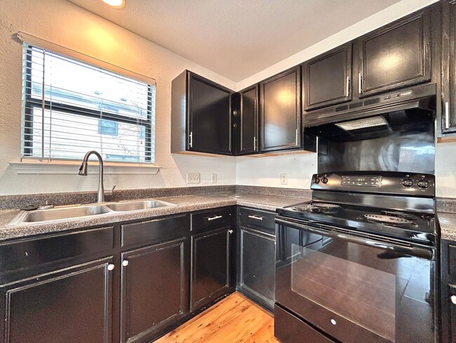 Building Photo - 2417 McCook Dr