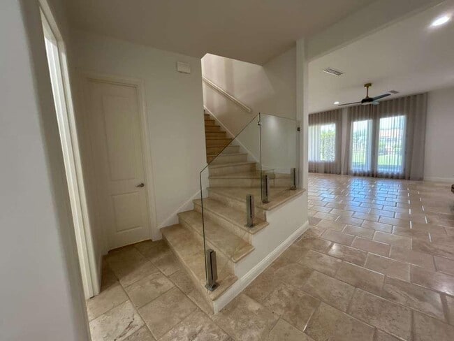Building Photo - 2110 Bermuda Dr