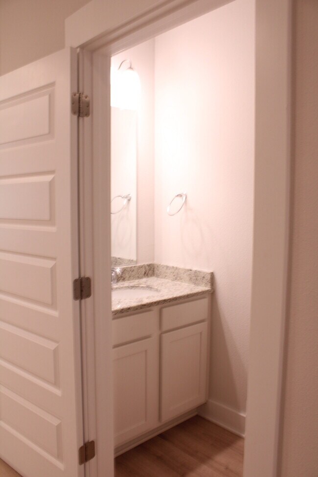 Building Photo - Beautiful New Townhome / Pet Friendly / Wi...