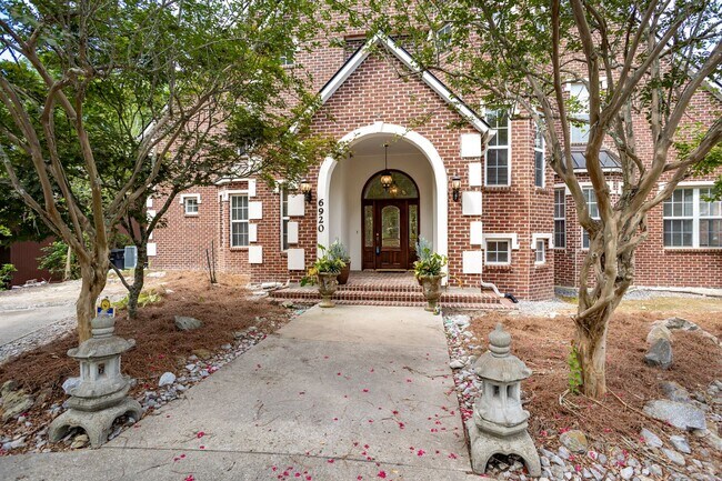 Building Photo - Historic Highland Road Beauty with Bayou V...