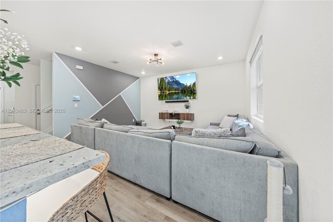 Building Photo - 818 SE 17th St