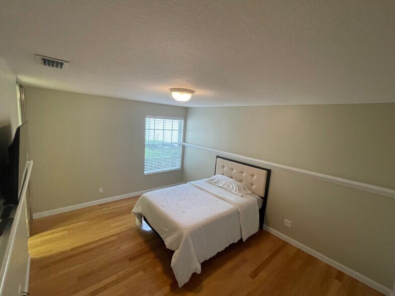 Building Photo - 4949 Kingston Way