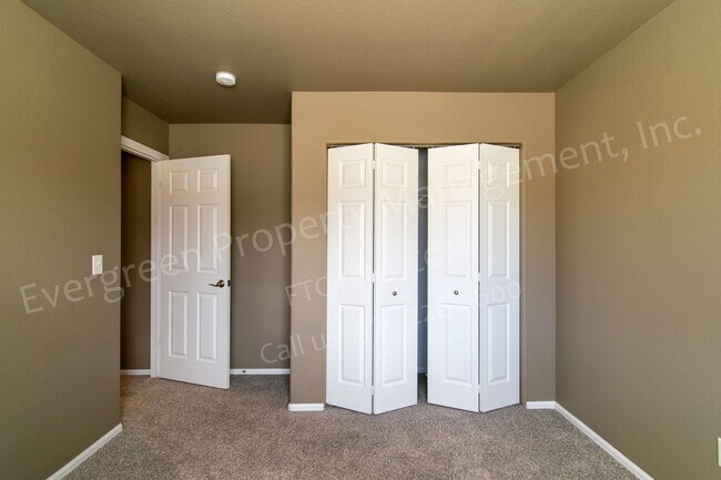 Building Photo - 3 bed, 3 bath Corner Lot in the Maple Hill...