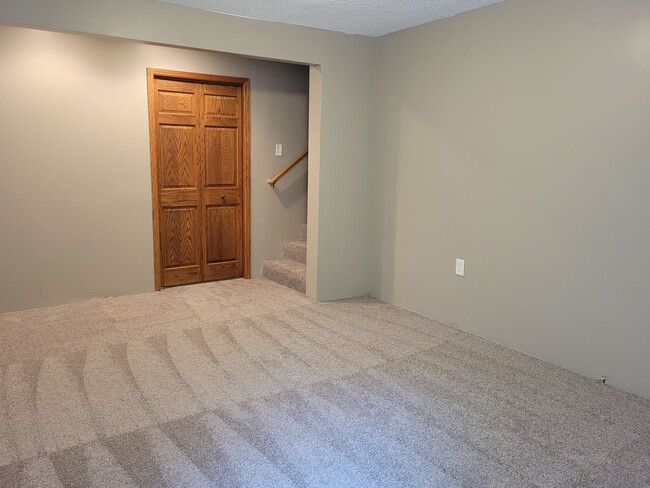 Building Photo - Spacious End Unit Townhouse