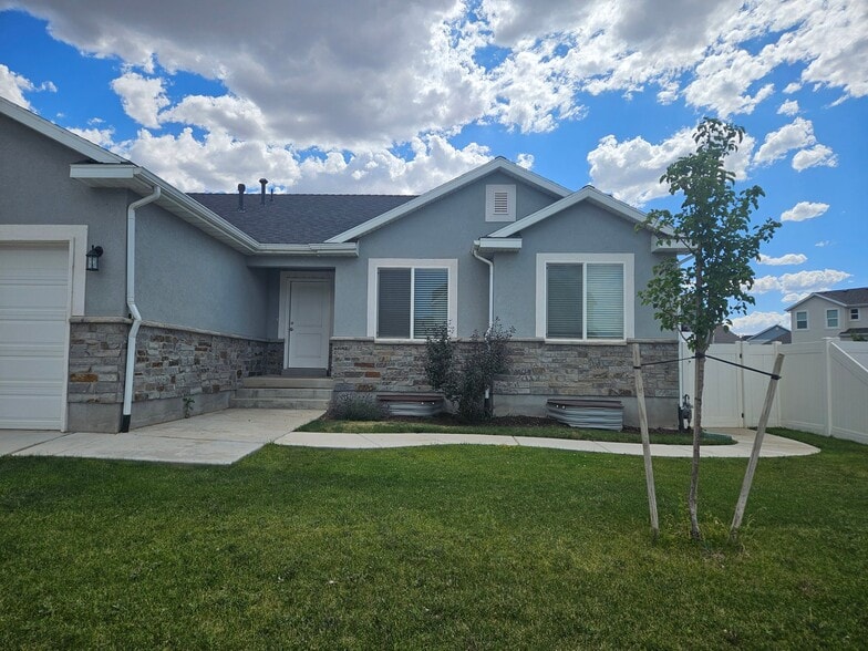 Building Photo - 913 N 260 W