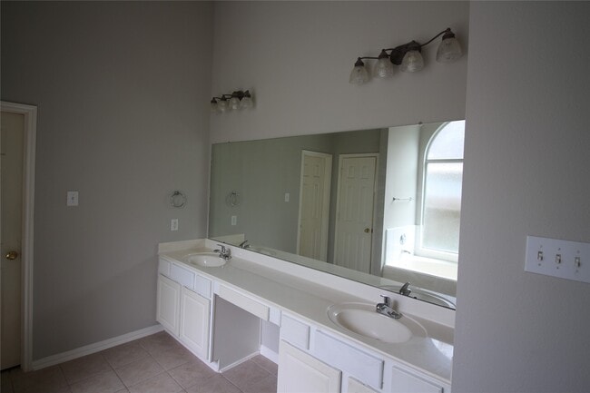 Building Photo - 1011 Lexington Green Dr