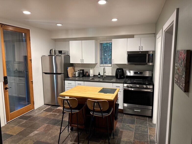 Building Photo - 966 Manzanita St