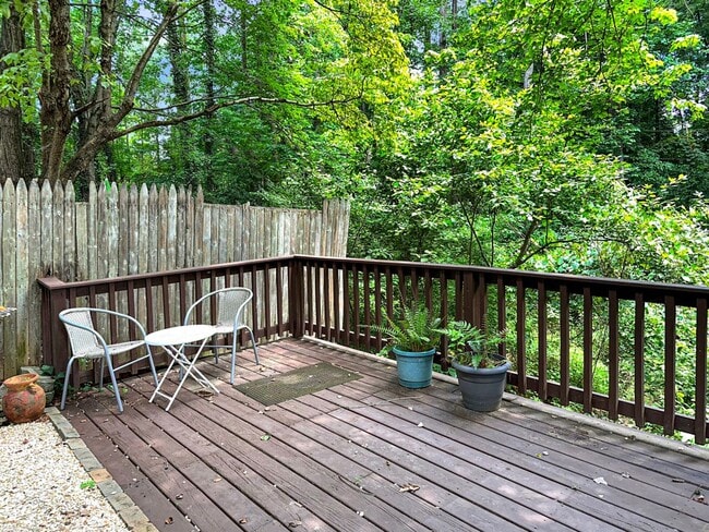 Building Photo - Brilliant 3 Bed 1.5 Bath Townhome in Great...