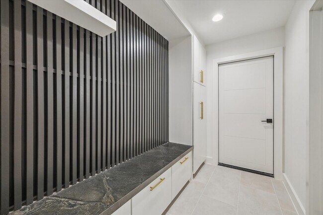 Building Photo - 203 Cove Creek Ln