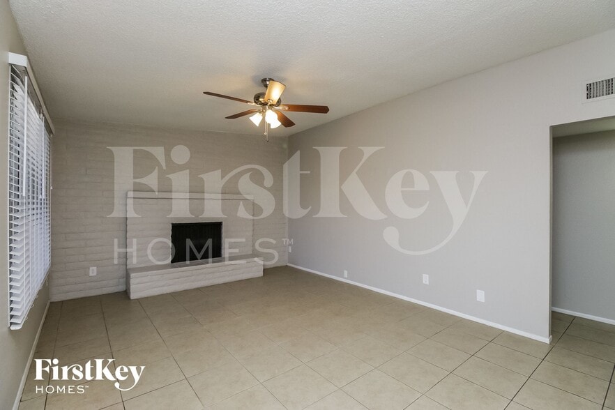 Building Photo - 339 W Santa Cruz Dr