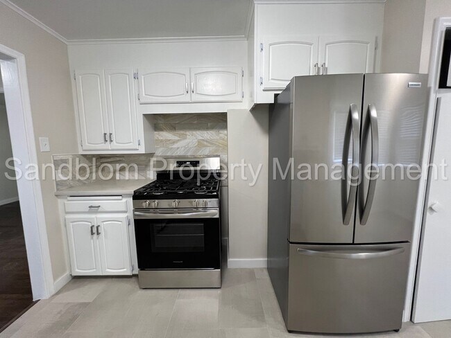 Building Photo - For Lease | $1300 Rent | Available Now!