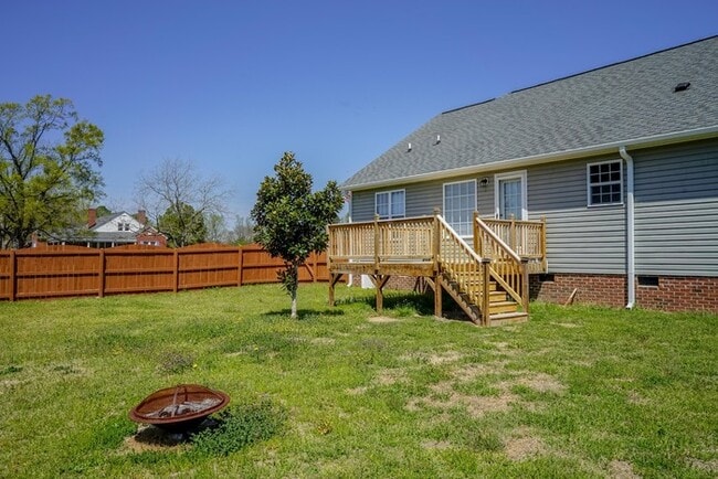Building Photo - Ranch Home | Back Deck | Fenced In Backyar...