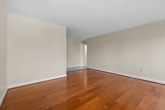 Building Photo - Spacious Renovated Dupont Circle Condo Walking Distance to Metro!
