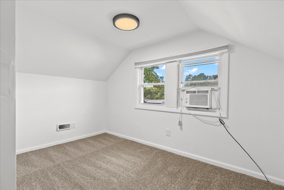 Building Photo - Room in House on Carlton Ave