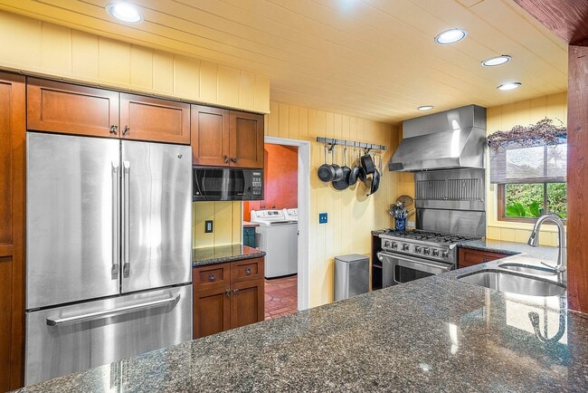 Building Photo - 334 Palm Trail