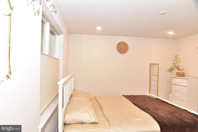 Building Photo - 214 Red Leaf Ln