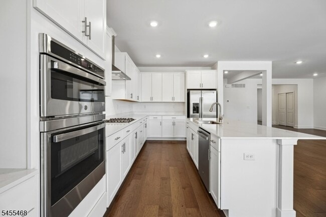 Building Photo - 52 Eastwood Ter