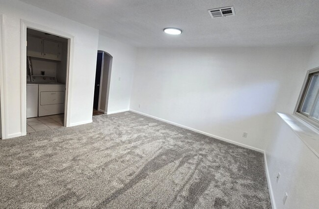 Building Photo - 1005 Santee Dr