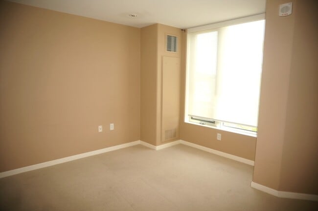 Building Photo - 10-40 Nouvelle Way