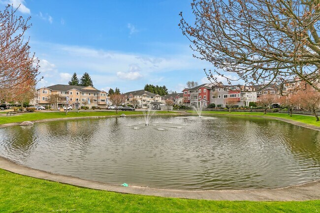 Building Photo - Perfectly Placed Condo In the Heart of Puyallup