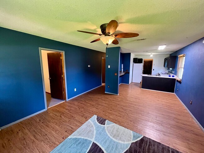 Building Photo - 3 Bed | 2 Bath | House