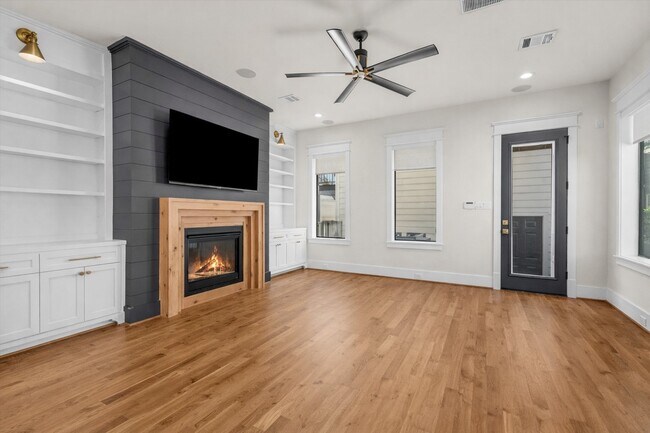 Building Photo - 726 E 28th St