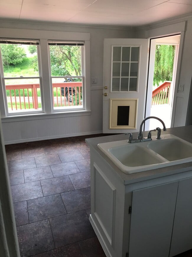 Building Photo - Charming 3 bed South Spokane Farm House