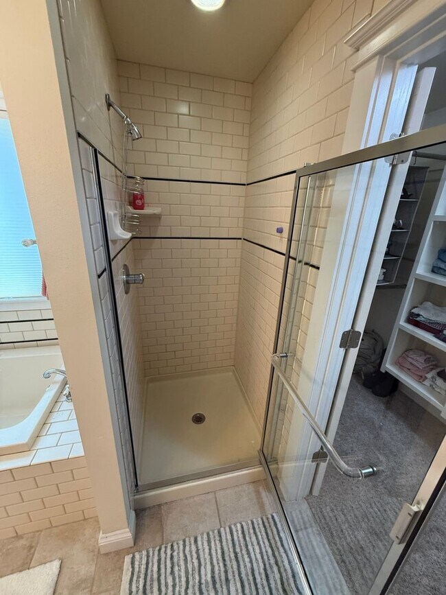 Building Photo - 3 Bed 2 Bath Large Beautiful Home