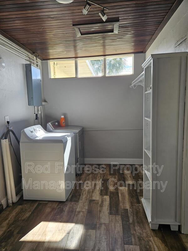 Building Photo - 433 South Dr