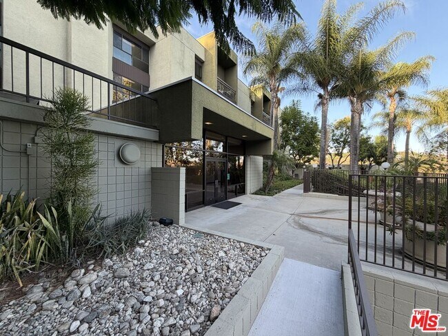 Building Photo - 805 Temple Terrace