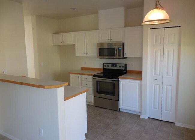 Building Photo - Amazing Condo  End Unit!