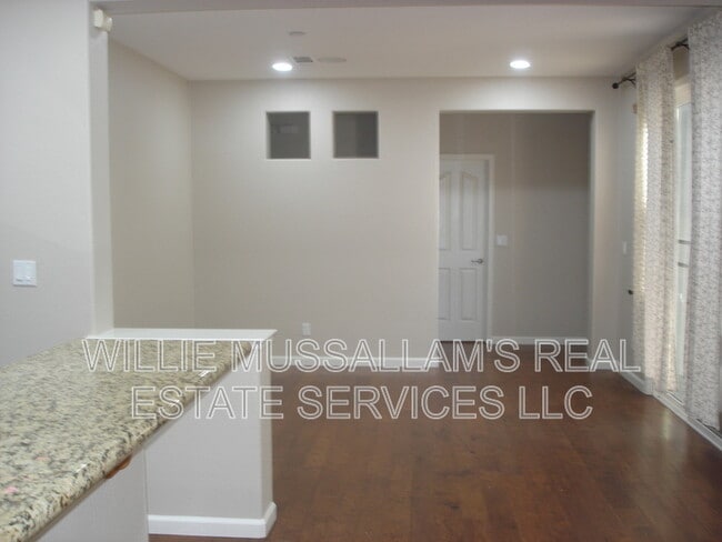 Building Photo - 284 W St Francis Ave