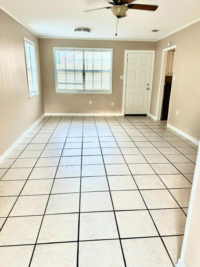 Building Photo - 305 N 40th Ave