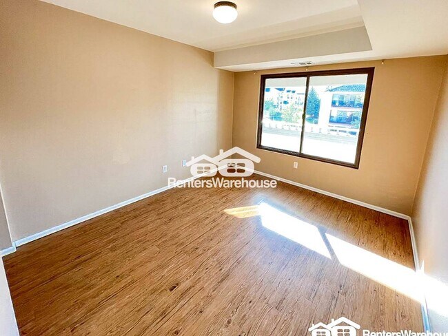 Building Photo - 12093 W Cross Dr