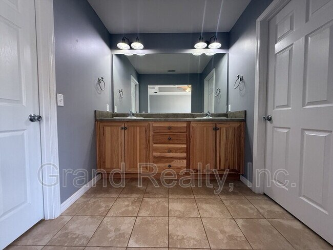 Building Photo - 2096 Andorra St