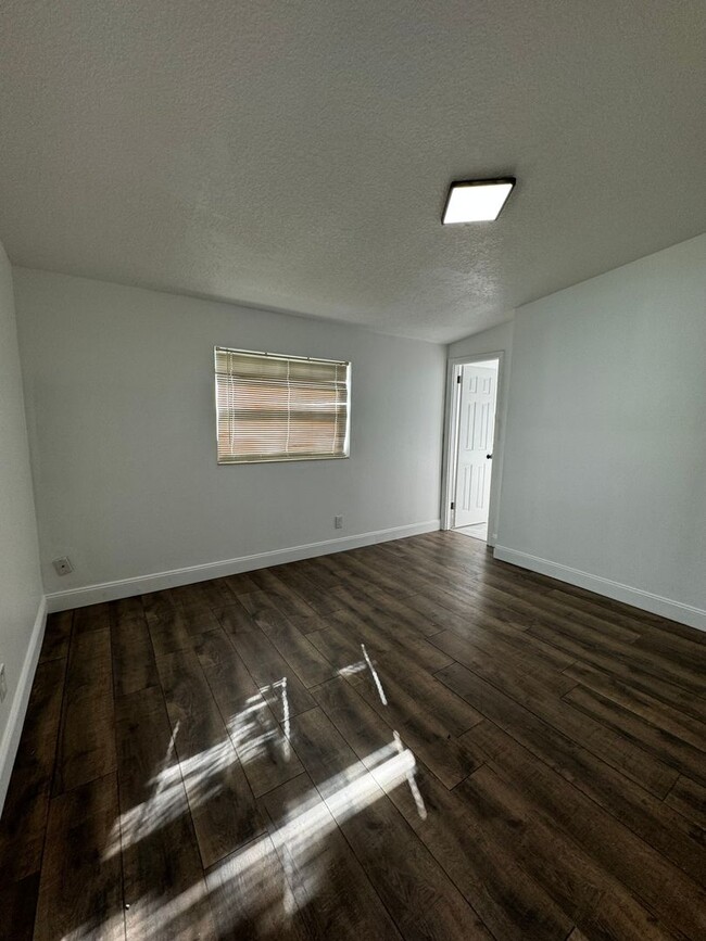 Building Photo - Fully Renovated 3 Bed/ 2 Bath Available Now!