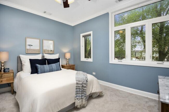 Building Photo - 5 bedroom in Chicago IL 60614