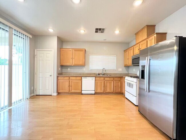 Building Photo - Nice 2 story house