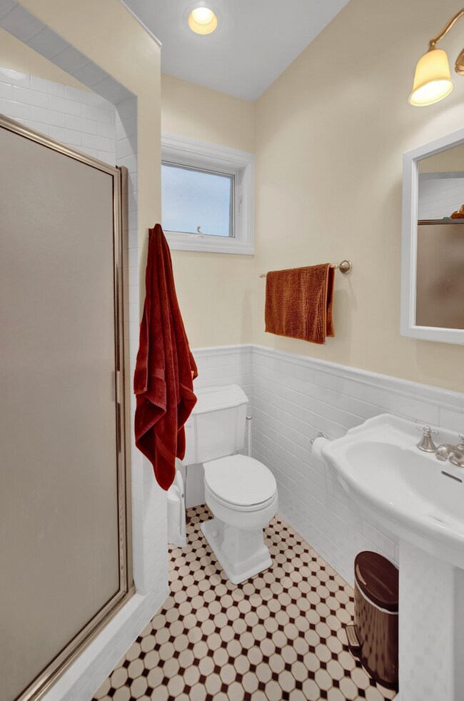 Building Photo - 823 Hamlin St