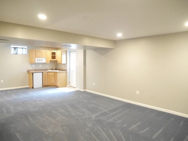 Building Photo - Spacious & Stylish 4-Bedroom Home with Fin...