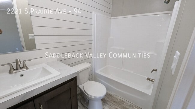Building Photo - 2221 S Prairie Ave